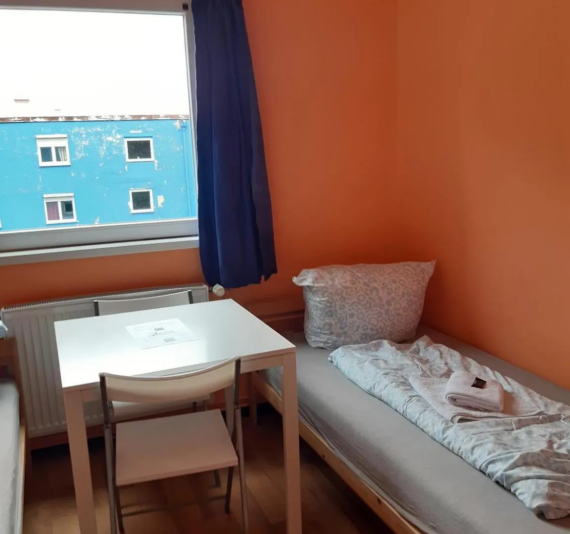 Low Budget Allach Hostel Rooms & Apartments Tub 19A ミュンヘン ドイツ