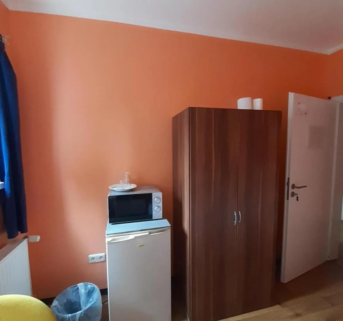 Low Budget Allach Hostel Rooms & Apartments Tub 19A ミュンヘン