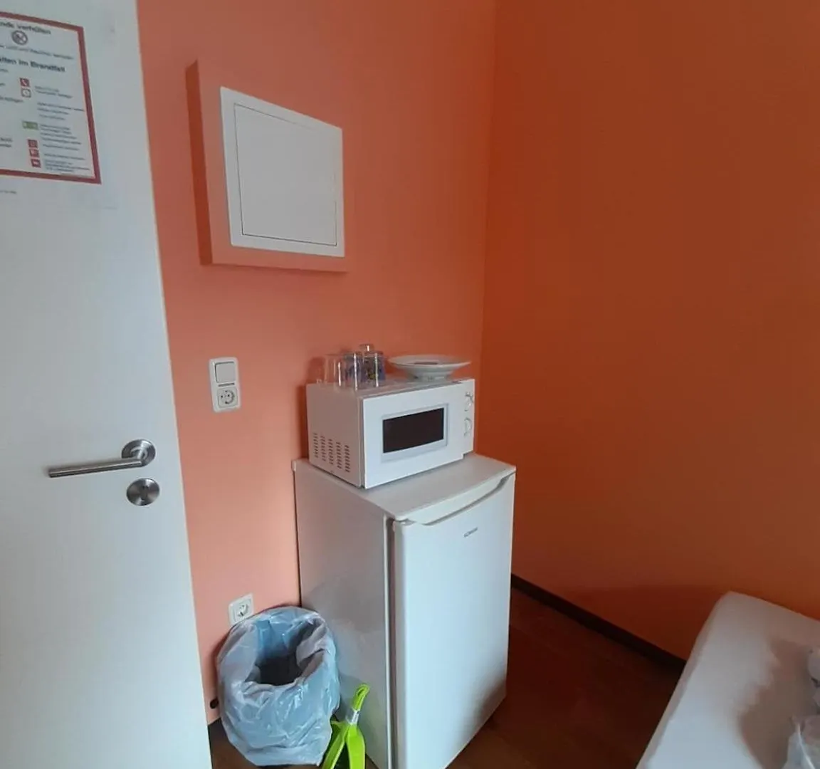 Low Budget Allach Hostel Rooms & Apartments Tub 19A ミュンヘン 0*,  ドイツ