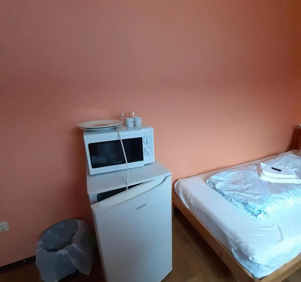 Low Budget Allach Hostel Rooms & Apartments Tub 19A ミュンヘン