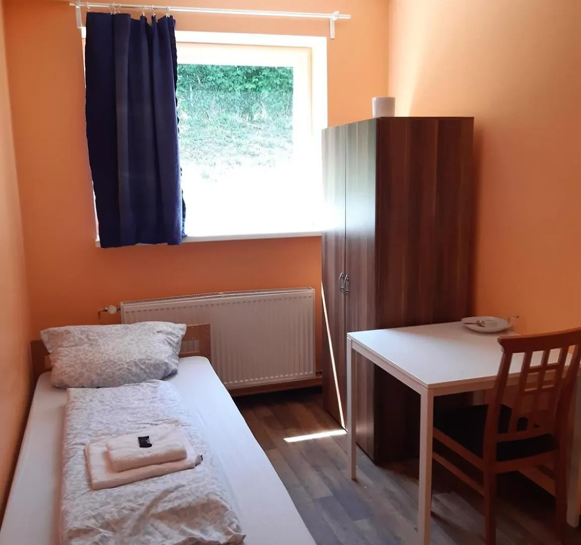 Low Budget Allach Hostel Rooms & Apartments Tub 19A ミュンヘン